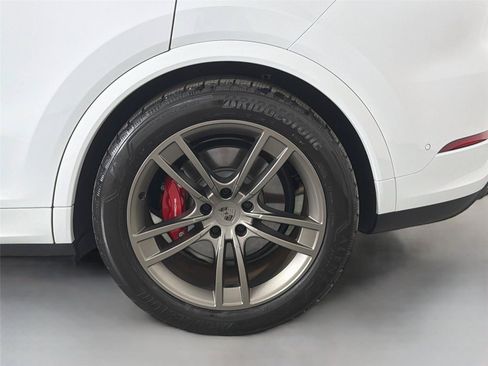 Certified 2025 Porsche Cayenne Turbo AWD/4WD image 12