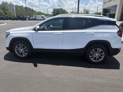 Used 2024 GMC Terrain SLT AWD/4WD image 18