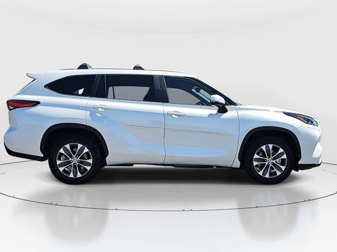 Used 2023 Toyota Highlander XLE FWD image 4