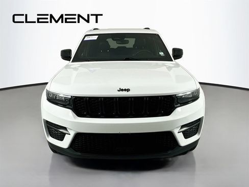 Used 2023 Jeep Grand Cherokee Altitude AWD/4WD image 3