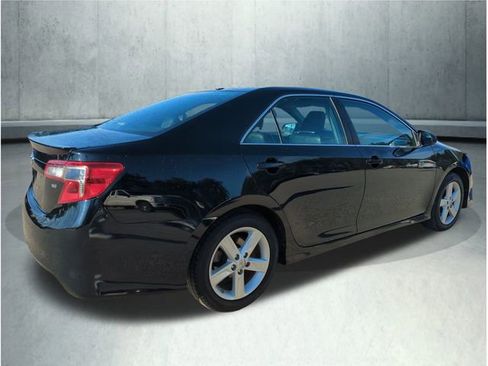 Used 2014 Toyota Camry SE image 5