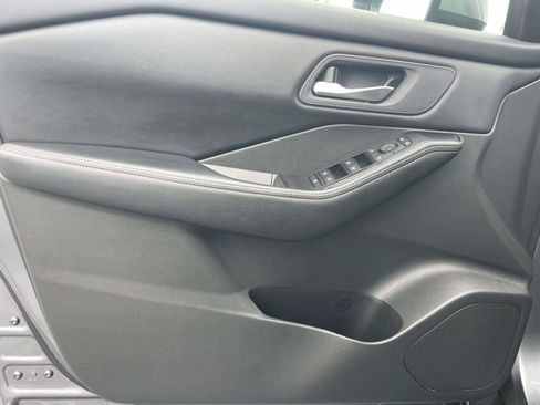Used 2025 Nissan Rogue SV AWD/4WD image 16