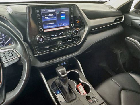 Used 2022 Toyota Highlander XLE FWD image 12