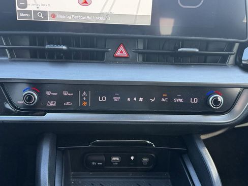 Certified 2024 Kia Sportage EX w/ EX Premium Package AWD/4WD image 24