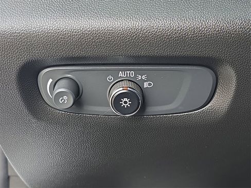 Used 2023 Chevrolet Traverse LT image 18