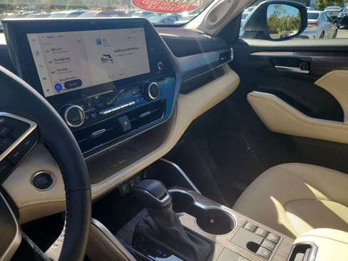 Certified 2025 Toyota Highlander Limited image 25