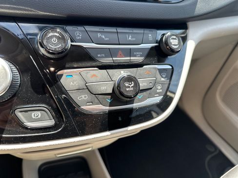 Used 2023 Chrysler Pacifica Touring-L FWD image 31