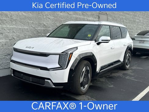 Certified 2025 Kia EV9 Land w/ Towing Package image 2