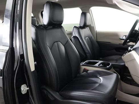 Used 2024 Chrysler Pacifica Touring-L FWD image 29