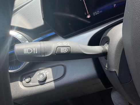 Used 2025 Chevrolet Trax LT FWD image 26