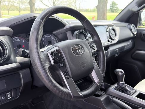 Used 2023 Toyota Tacoma TRD Sport w/ Technology Package AWD/4WD image 17