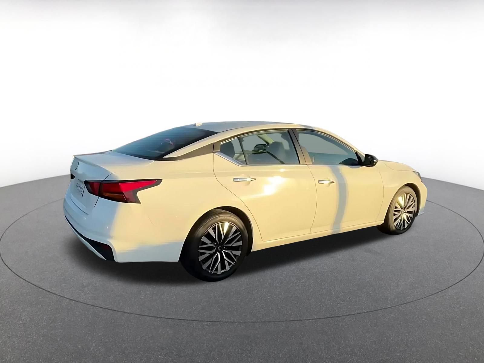 Used 2025 Nissan Altima 2.5 SV FWD image 13