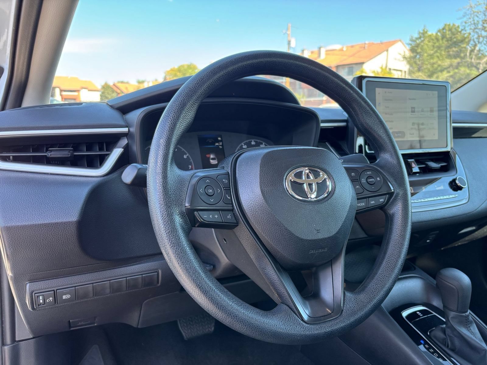 Used 2025 Toyota Corolla LE FWD image 31