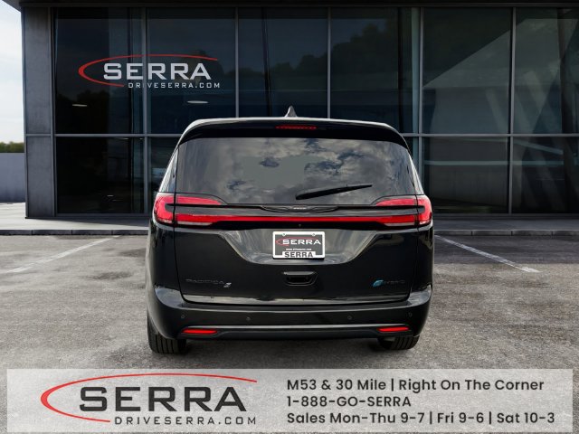 Used 2023 Chrysler Pacifica Limited w/ Uconnect Theater Family Group FWD image 1