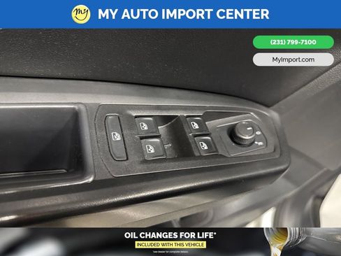 Used 2020 Volkswagen Atlas Cross Sport SE w/ Towing Package image 11