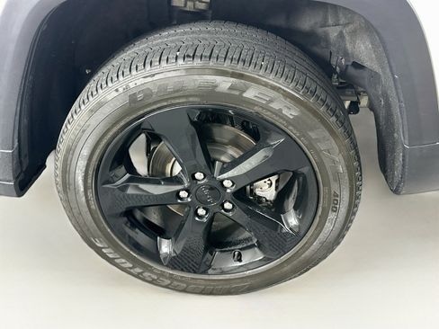 Used 2023 Jeep Grand Cherokee Altitude RWD image 11