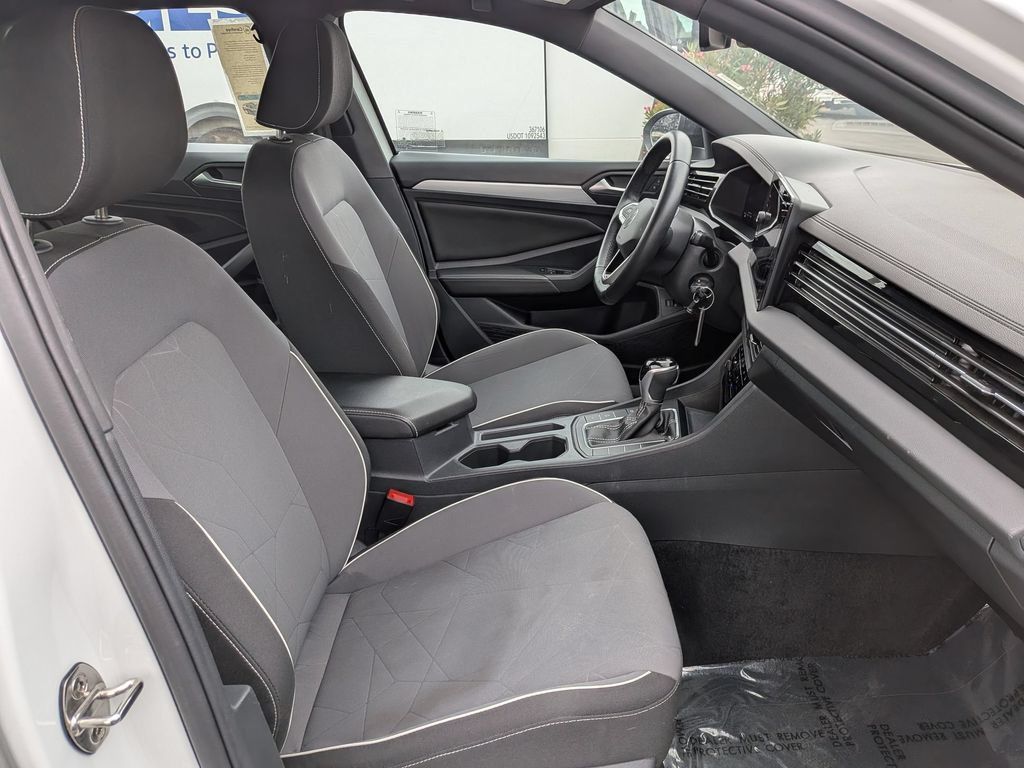 Used 2025 Volkswagen Jetta Sport FWD image 30