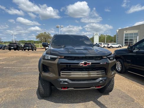 Used 2024 Chevrolet Colorado ZR2 w/ ZR2 Convenience Package III image 3