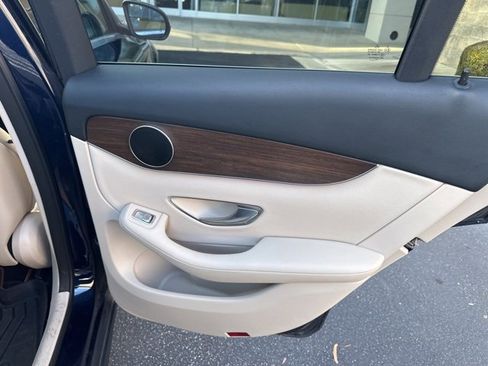 Used 2021 Mercedes-Benz GLC 300 GLC 300 w/ Premium Package image 17