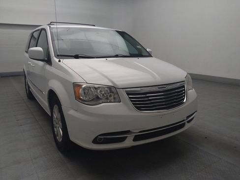 Used 2016 Chrysler Town & Country Touring FWD image 13