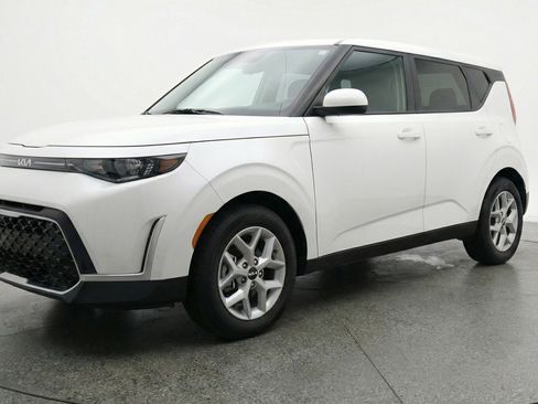Used 2025 Kia Soul LX w/ LX Technology Package image 3