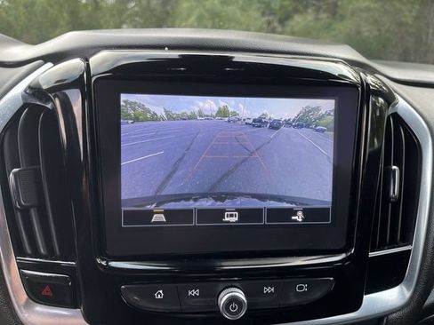 Used 2022 Chevrolet Traverse LT FWD image 15