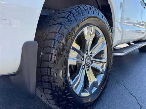 Used 2018 Nissan Titan SV w/ SV Convenience Package image 11