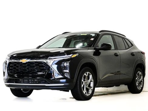 Used 2025 Chevrolet Trax LT FWD image 3