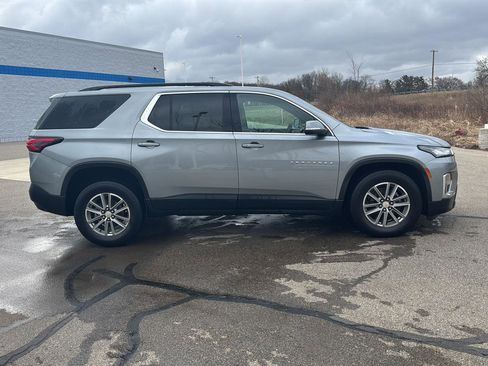 Used 2023 Chevrolet Traverse LT w/ Rear Camera Mirror Package image 8
