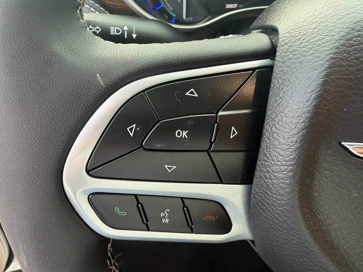 Used 2023 Chrysler Pacifica Limited FWD image 9