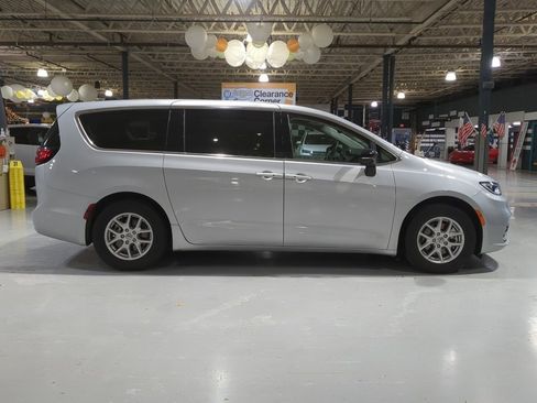 Used 2024 Chrysler Pacifica Touring-L image 6