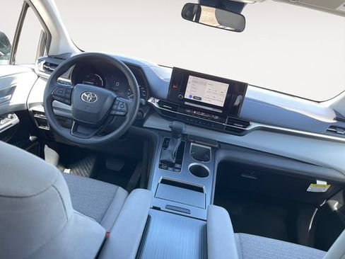 Used 2025 Toyota Sienna LE FWD image 10