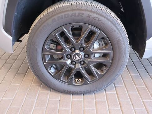Used 2025 Toyota Tundra 4x4 CrewMax Hybrid image 8