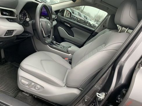 Used 2024 Toyota Highlander XLE image 18