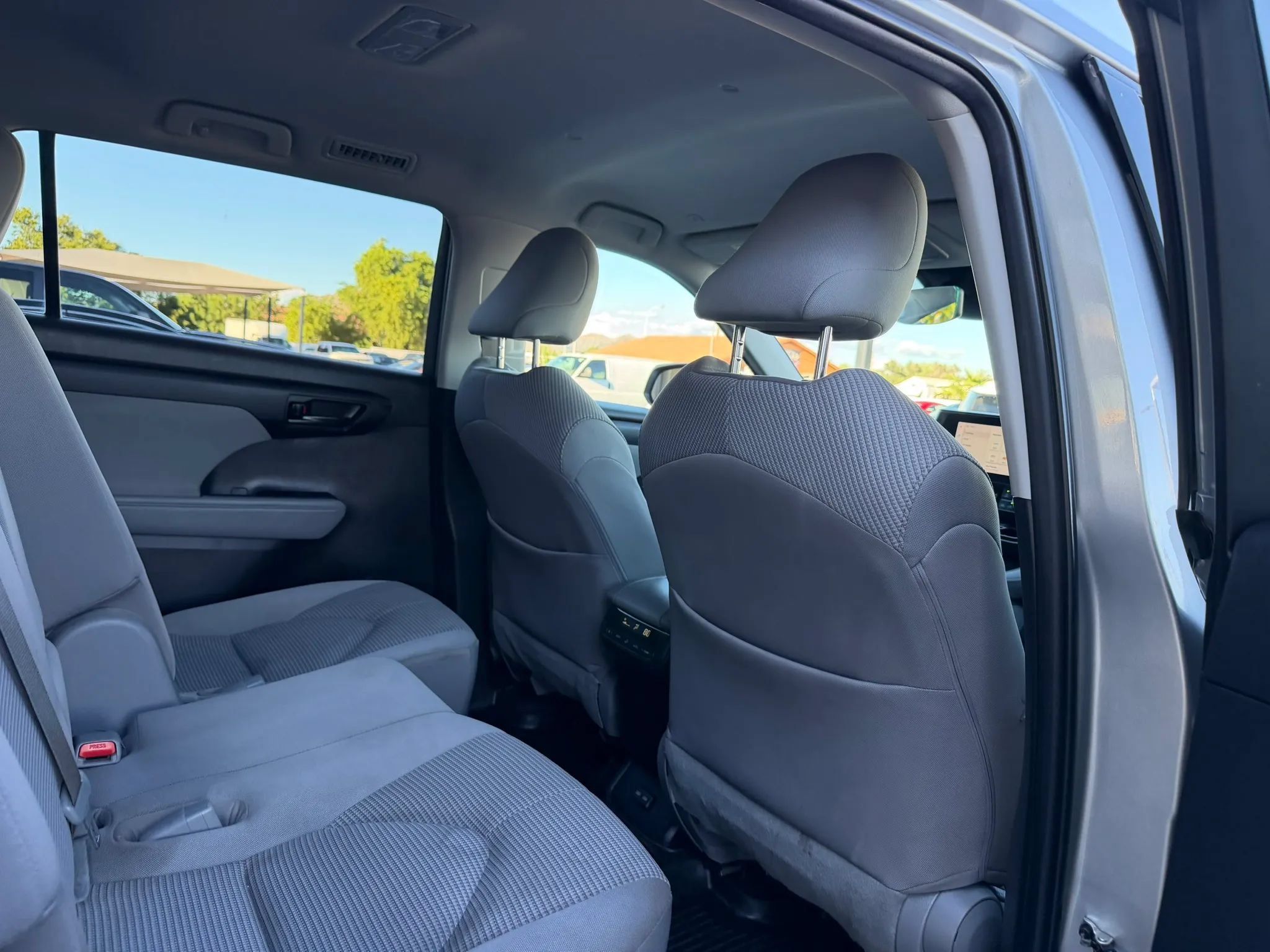 Used 2023 Toyota Highlander LE FWD image 31