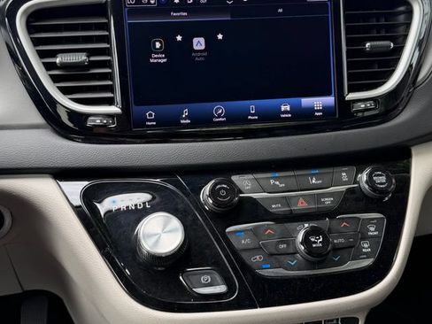 Used 2024 Chrysler Pacifica Touring-L FWD image 17