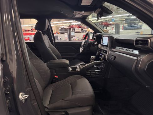 Certified 2025 Toyota Tacoma SR5 AWD/4WD image 19