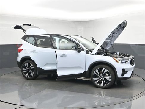 Used 2024 Volvo XC40 B5 Ultimate w/ Protection Package Premier image 52