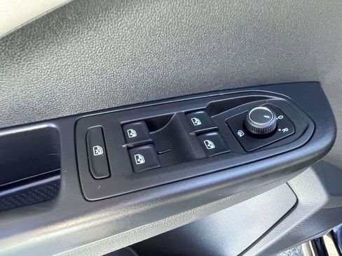 Used 2025 Volkswagen Taos SE w/ Panoramic Sunroof Package image 17