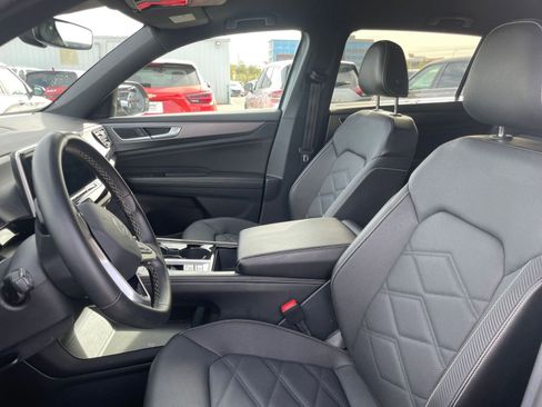 Used 2025 Volkswagen Atlas Cross Sport SE image 38