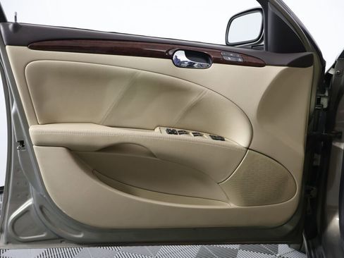 Used 2010 Buick Lucerne CXL image 12