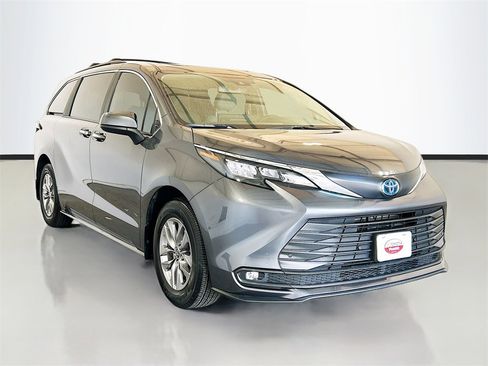Used 2025 Toyota Sienna XLE image 3