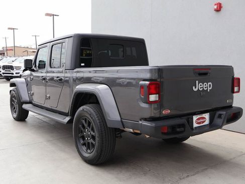 Used 2023 Jeep Gladiator Overland AWD/4WD image 3
