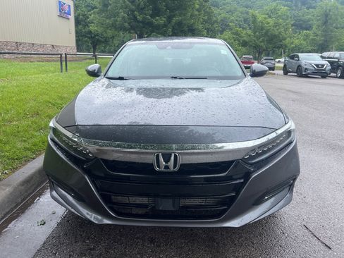 Used 2018 Honda Accord Touring image 2