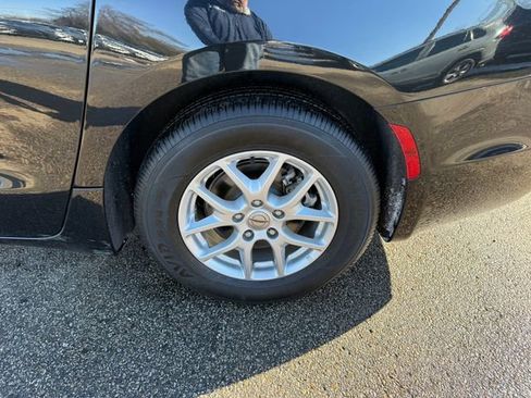 Used 2024 Chrysler Pacifica Touring-L image 23