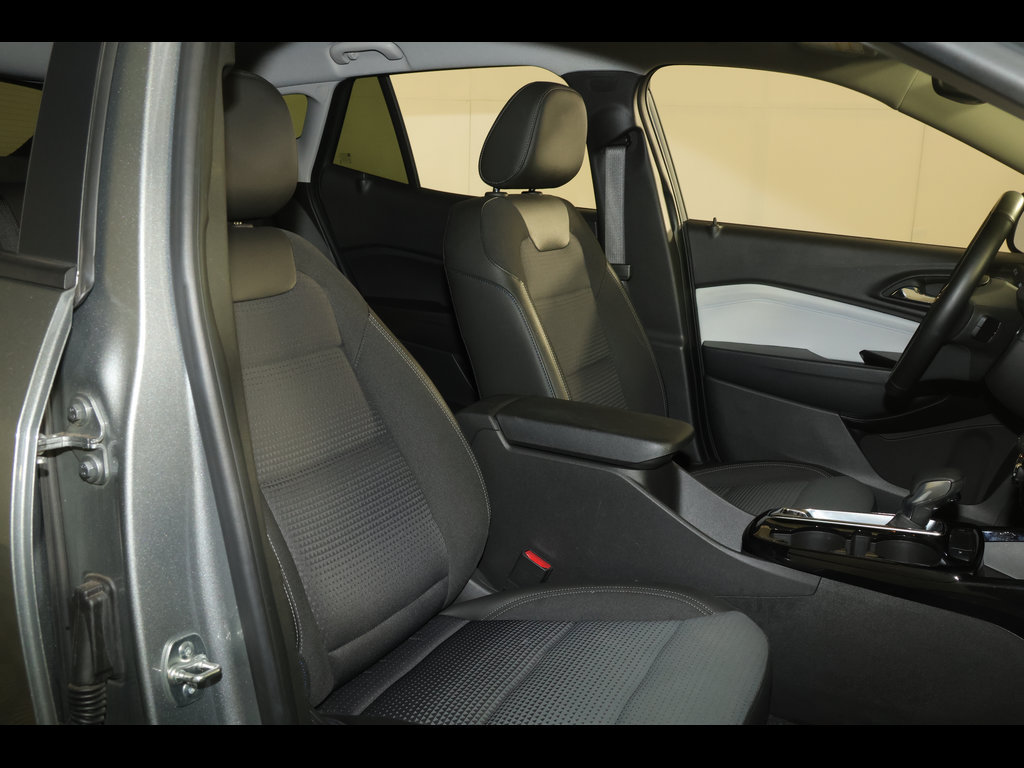 Used 2025 Chevrolet Trax LT w/ Driver Confidence Package FWD image 27