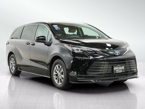 Used 2024 Toyota Sienna LE AWD/4WD image 7