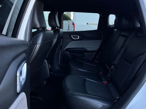 Used 2025 Jeep Compass Latitude image 11