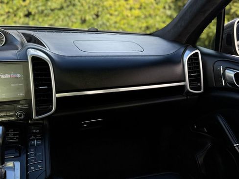 Used 2017 Porsche Cayenne Turbo image 36