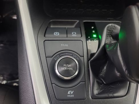 Used 2025 Toyota RAV4 XLE AWD/4WD image 38